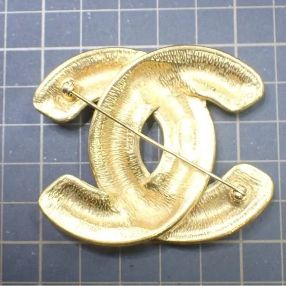 CHANEL Gold Brooch Iconic Interlocking CC Design